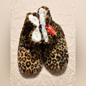 NWT faux fur comfortable sherpa-like lined slippers leopard print, shoe sz 4-10